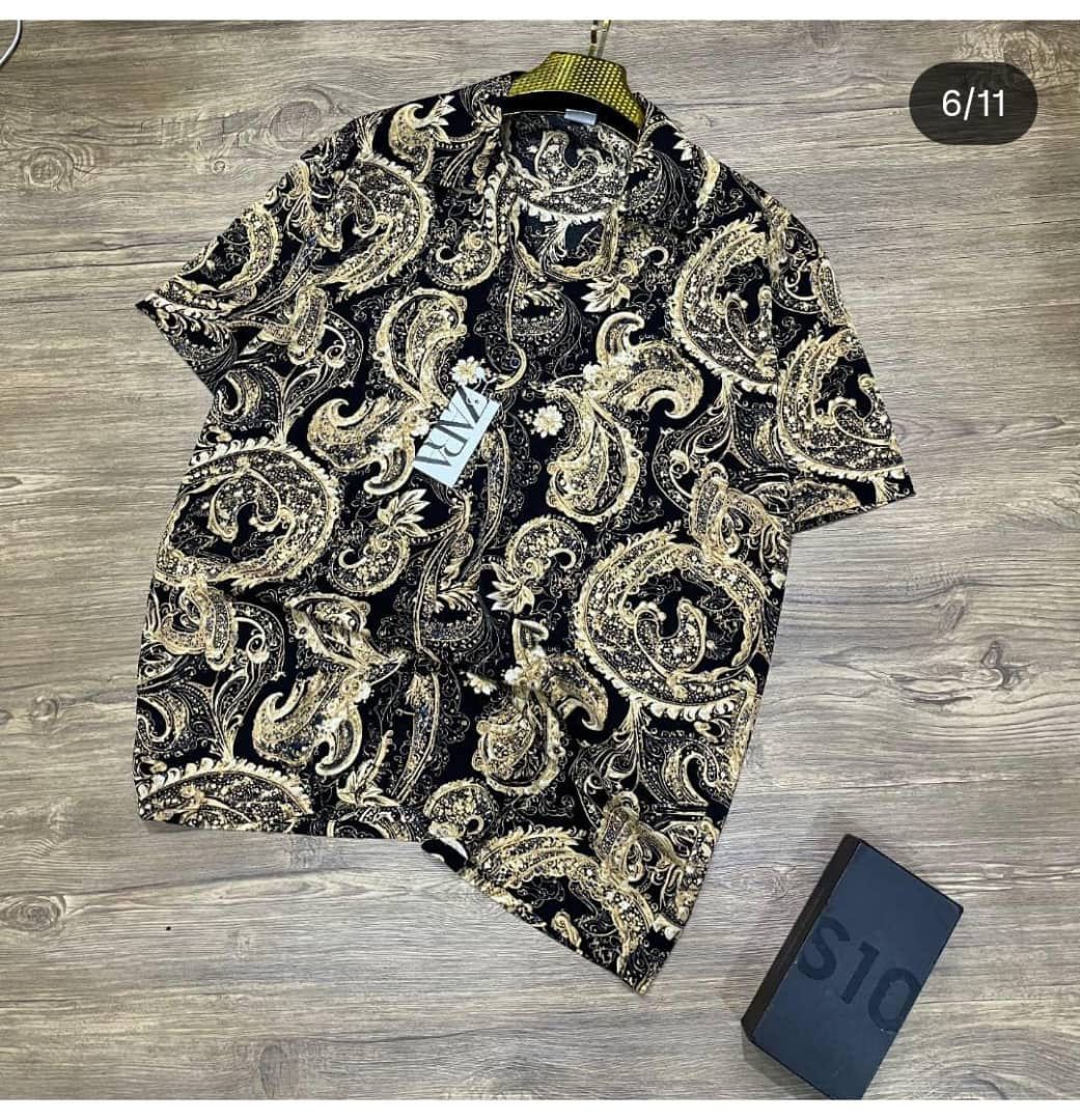Zara Men's Black and Gold Paisley Print Short Sleeve Shirt